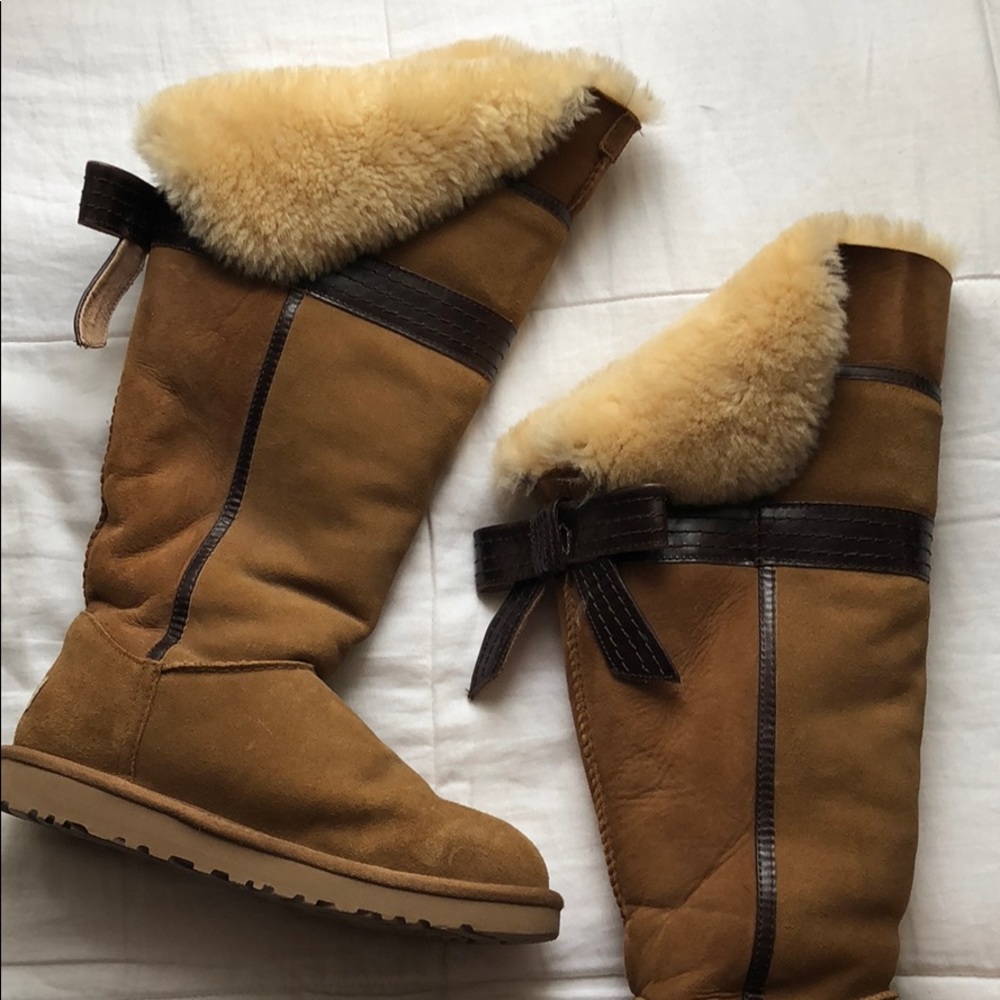 UGG BOOTS SIZE 7 LEATHER DETAILING